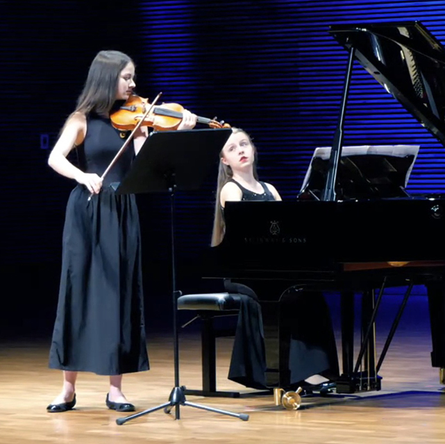 Oliwia Walczak i Julia Wilner-Paster - zdjęcie instrumentalistek wykonujących wspólnie utwór