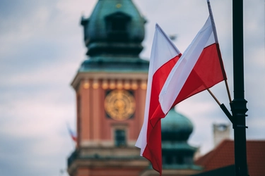Zamek na tle wywieszonych na placu Zamkowym flag 